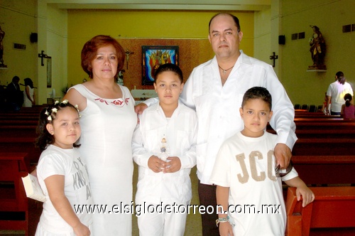 08052009 Una fecha especial. Jorgito acompañado de Carolina Chavarría, María Elena Martínez, Jorge Chavarría y Christopher Chavarría. EL SIGLO DE TORREÓN/JESÚS HERNÁNDEZ