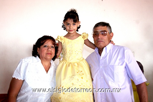 11052009 Samantha Liliana Saucedo Hernández acompañada en su piñata de sus abuelos Bertha Alicia del Valle y Juan Francisco Hernández.