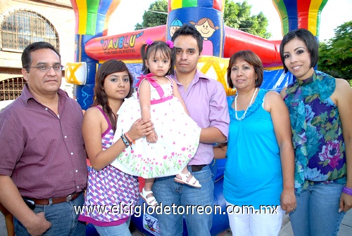 11052009 Astrid Ileana Sifuentes Herrera acompañada en su piñata de su papá Adrián Sifuentes, Ana Karen, Adrián y Lourdes Mayela Sifuentes, y Lourdes Mayela García Villa.