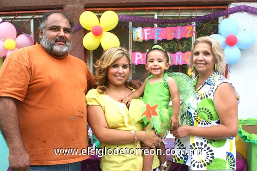 11052009 Mariangela Ramos Gutiérrez fue festejada en su segundo cumpleaños por su mamá Fabiola Gutiérrez Tavizón y luce acompañada además de sus abuelos Baldomero Gutiérrez y María Elena Tavizón.