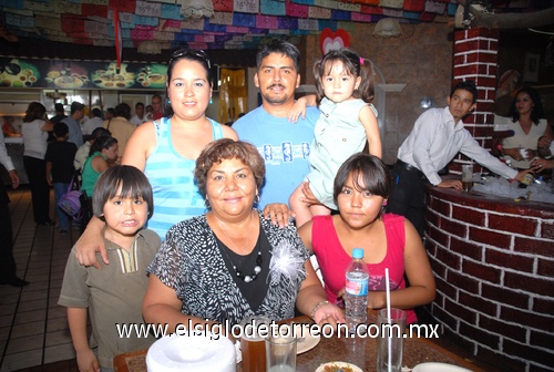 11052009 La familia Zamarripa Sarabia festejó a las mamás María Sarabia Quiroz, Sandra Samarripa Sarabia y Gladys Fong Martínez.