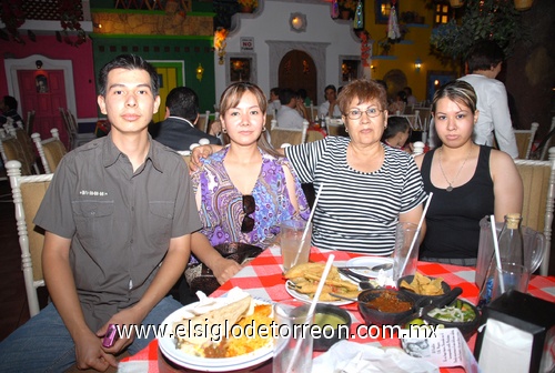 11052009 La familia Ávila Dena festejó a la mamá María de losÁngeles Dena Rivas.