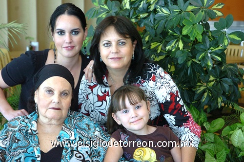 11052009 Cuatro generaciones forman Lilia Salas de Martínez, Maribel Martínez de Zermeño, Maribel Zermeño Martínez e Isabel González Zermeño.