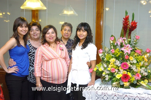 09052009 Espera a la cigüeña. Adriana en la compañía de sus hijas Valeria y Carolina Jiménez Jardón, su mamá Guadalupe Silveyra de Jardón y Celia Castillo de Jiménez. EL SIGLO DE TORREÓN / JESÚS HERNÁNDEZ