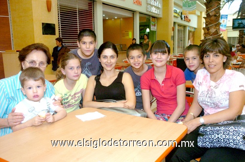 10052009 Familias González Espinoza y Ávalos Espinoza durante un paseo por el mall.