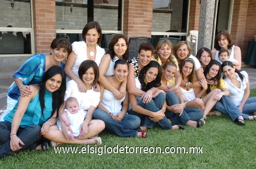 10052009 Mamás, hijas y nietos. Gabriela Rodríguez, Mónica González, Mayte Núñez, Daniela Barranco, Johana Miñarro, Marcela Martínez, Gabriela Robles, Lulú Macías y Bonnie Carrillo festejaron a sus mamás Laura, Vivi, Maribel, Angélica, María Luisa, Velia, Nono, Lulú y Bonnie.