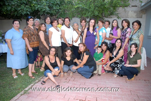 10052009 Cristy Ramírez del Bosque junto a las damas asistentes a su despedida de soltera.