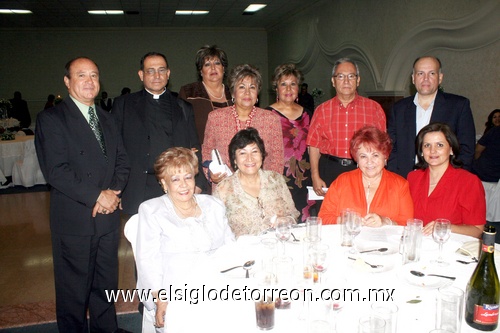 10052009 Fiesta en grande. Comité y patronato de la parroquia de La Sagrada Familia de la colonia Las Rosas, organizadores de la celebración de Bodas de Plata del Pbro. Arturo Macías Pedroza.