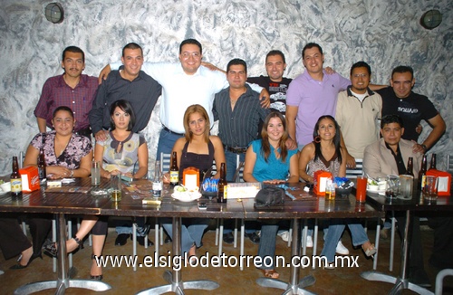 10052009 Su primera reunión. Fabiola Favila, Aidé García, Rosa Salazar, Lilia Galván, Nydia Martínez, Pablo Alvarado, Gregorio Palomares, Miguel Martínez, Andrés Rodríguez, Miguel Bañuelos, Tony Cabrera, Chema Salmón, Jorge Ramírez y Daniel Rauda, ex alumnos del colegio Miguel Ángel generación 1992.