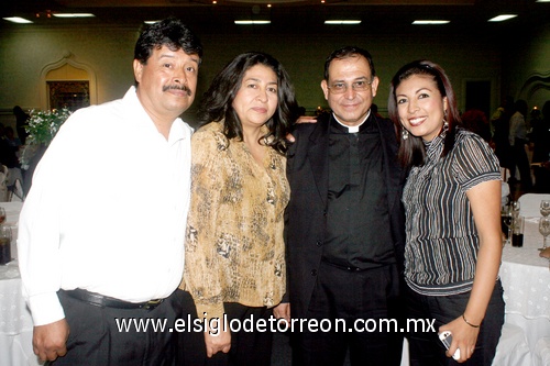 10052009 Pbro. Arturo acompañado del obispo José Guadalupe  Torres y de los sacerdotes Ladislao Reyes, Javier Saldívar, Juan Orzola, David Vázquez, José de la Luz Rosales, Julio Carrillo, Rubén González, Jesús Rodarte, Juan Pedro Gamboa, Pedro Macías y Raúl Chávez.