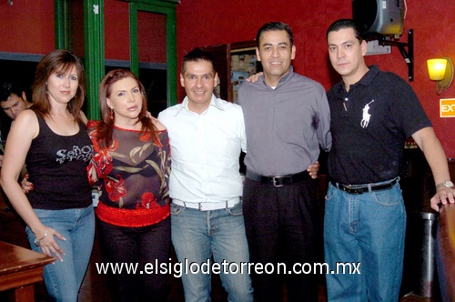 10052009 Comité organizador. Elena Rodríguez, Ileana Portilla, Pedro García, sacerdote Alonso Rodríguez y Mony Monroy.