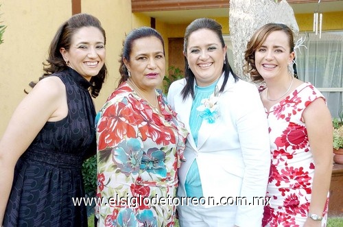 13052009 Carmina junto a las anfitrionas de su despedida de soltera, su mamá Carmina García de Celaya y sus hermanas Mariana Celaya de Rodríguez e Isadora Celaya de Moreno.