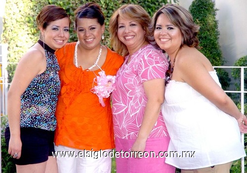 13052009 Brenda acompañada de su suegra Blanca de Carrillo, Cinthia de López y Cristina Carrillo.