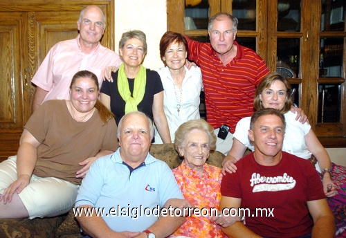 14052009 Carmen Veyán de Díaz Flores junto a sus hijos Carmen, Beto, Paty, Malena, Rubén, Rodolfo, Ernesto y Marcris.