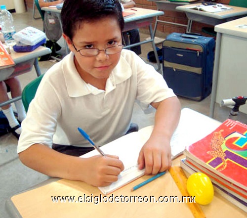 14052009 Emiliano Oviedo, en clase listo para atender indicaciones.