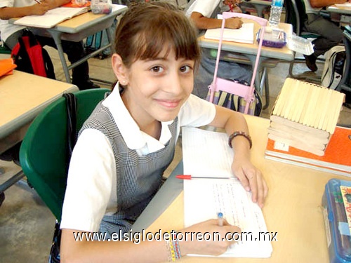 14052009 Estefanía Robles, inseparable de los libros, lápices y cuadernos.