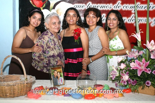 18052009 Lucía Georgina Parrilla Santacruz con las organizadoras de su fiesta prenupcial: Hilda Santacruz, Celia Polendo, Elvia y Rocío Parrilla.