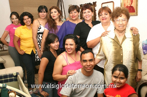 16052009 Cumpleaños. Lupita Guerrero Meraz con los organizadores de su fiesta: Luz, Yolanda, Lolis, Norma, Selene, Aby, María Jose, Jaime, Patricia y Alejandra.