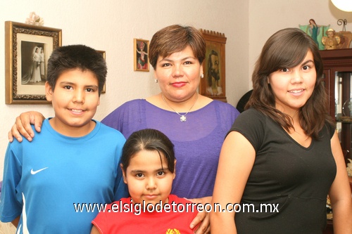 16052009 Lupita acompañada de sus hijos Jorge, Alejandra y Mary Jose López Guerrero. EL SIGLO DE TORREÓN/JAIME DE LARA