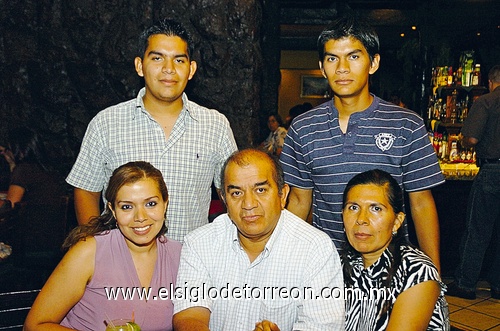 18052009 Jesús Roberto, Eleazar Jr., Paola y Eleazar Méndez, y Mayela Rodríguez disfrutaron de una comida familiar.