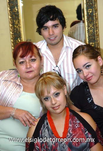 18052009 En familia. Ale pasó un feliz cumpleaños rodeada de su mamá, Sra. Nena Chapa y de sus hermanos Adolfo y Ana Carolina Martínez Chapa.