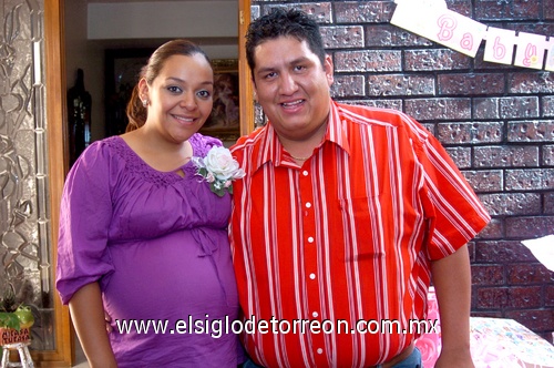 18052009 Graciela Mijares de Sánchez junto a su esposo Genaro Sánchez el día de su fiesta de canastilla.