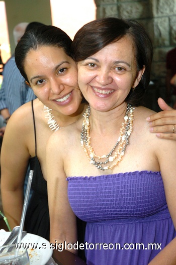 16052009 María Luisa Ortiz junto a su mamá, Sra. Mary Carmen Ramírez de Ortiz.