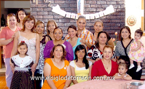 19052009 Graciela Mijares de Sánchez rodeada de las damas asistentes a su fiesta de canastilla.