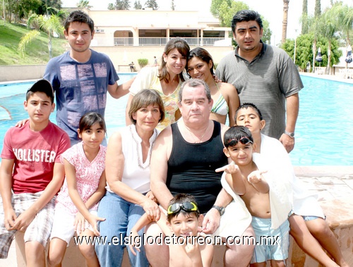 19052009 Diversión. José Echávez, Patricia Dipp, Lizbeth Valerio, Antonio Valerio, Porker Valerio, Zoe Echávez, Alfredo Aguado, Paola Aguado, Manolo Aguado, Toño Valerio y Patricio Valerio.