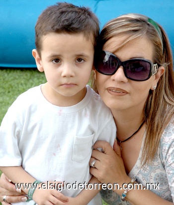 19052009 Denisse de Elías con su hijo Rodrigo Elías.