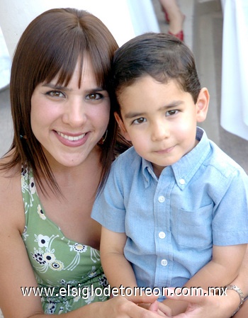 19052009 Diego Contreras acompañado de su mamá Claudia de Contreras.