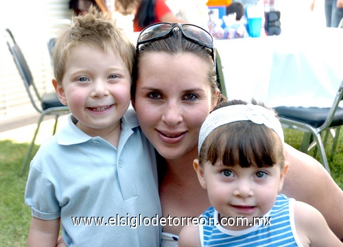 19052009 Melina Reyes junto a Mauricio y Camila Morales.