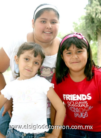 19052009 Maryfer Reynoso, Marce y Regina Hernández.