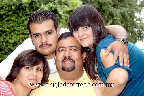 19052009 Martha Alicia Padilla de Favela con su familia señor Ricardo Favela e hijos Karime y Alberto.