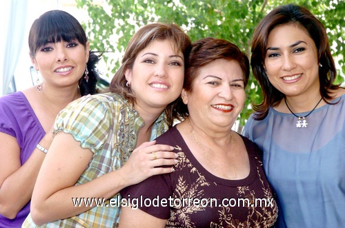 19052009 Doña Oralia en la compañía de sus hijas Paty Cueva, Laura de Araluce y Luly de Arias.