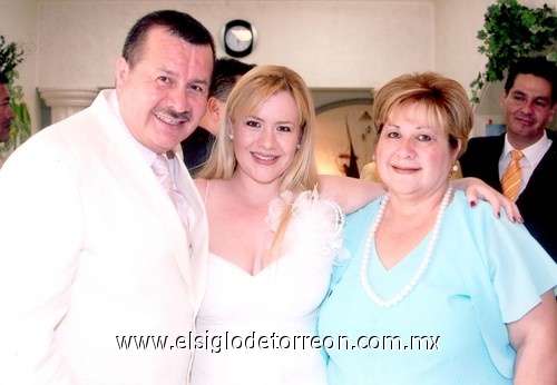 20052009 Sandy Guzmán con sus papás, Rubén Guzmán Torres y Sandra Luz Montelongo de Guzmán.