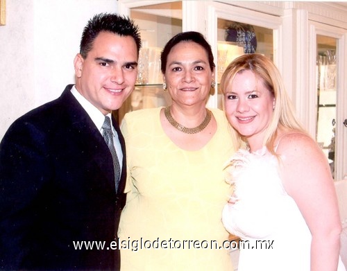 20052009 Sandy Guzmán y Miguel Valdés con la señora María del Socorro Flores.