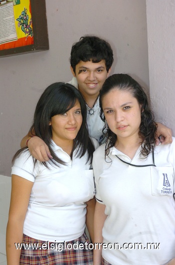 23052009 Marian González, Luisa Flores y Javier Macías.