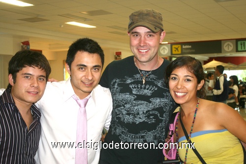 23052009 Greg Boonstra y Lidia Gabriela Villegas llegaron de Cancún y les dieron la bienvenida Raúl y Gerardo Villegas.