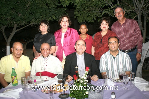 23052009 Grata velada. Monseñor Manuel Mireles y obispo de Gómez Palacio, don José Guadalupe Torres acompañados de Francisco y Gaby Navarro, Víctor y Nena Velázquez, Guadalupe Carvajal y Jesús de la Torre.