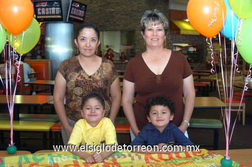 23052009 Márgara, Leticia y Miguel en la fiesta de Emiliano Lozoya.