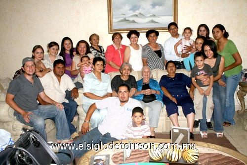 15052009 La familia Ávila Rivas se reunió para festejar a las mamás Asunción y María Rivas, quienes en este mes cumplen 91 y 96 años de edad, respectivamente.