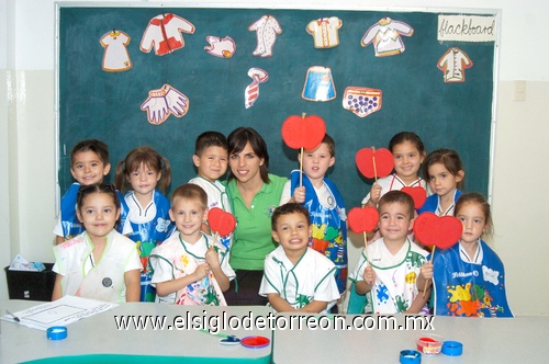 15052009 Enhorabuena. Miss Rina rodeada de un grupo de pequeñines sus alumnos de kinder A: Santiago, Armando, Diego, Yael, Marco, Alejandro, María Teresa, Patricia, Andrea, Ely y Scaret.