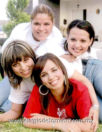 21052009 La futura novia acompañada de Bárbara Espinosa, Sofía Garay y Karina Leal.