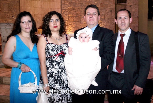 21052009 La pequeña Mariana Aimeé acompañada de sus padres, los señores Jaime César Zorrilla Gámez y Katia Camargo Saucedo, además de sus padrinos José Luis Ibarreche Gámez y Claudia Cueto Quiroga.