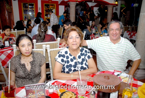 15052009 Adela Giacomán junto a su esposo y su hija Jénnifer festejó el Día de las Madres.