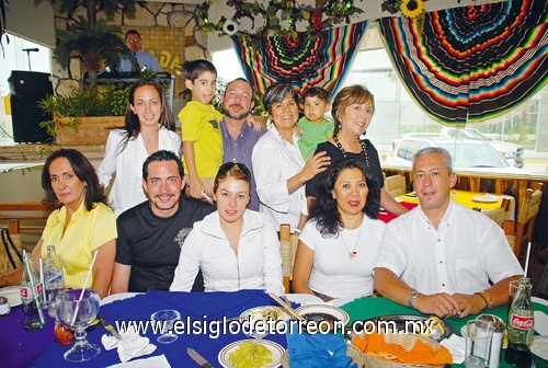 25052009 Familias Licón Sánchez, Sánchez Olvera Calvete y Flores Beristáin reunidos en un restaurante de la localidad.