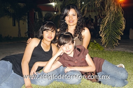 Rathy, Brenda y Paola Villalobos.