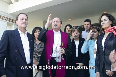 Momento en que el Obispo de Gómez Palacio, José Guadalupe Torres Campos, impartió la bendición.