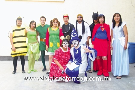 Grupo de catedráticos del colegio San Roberto durante su festejo.